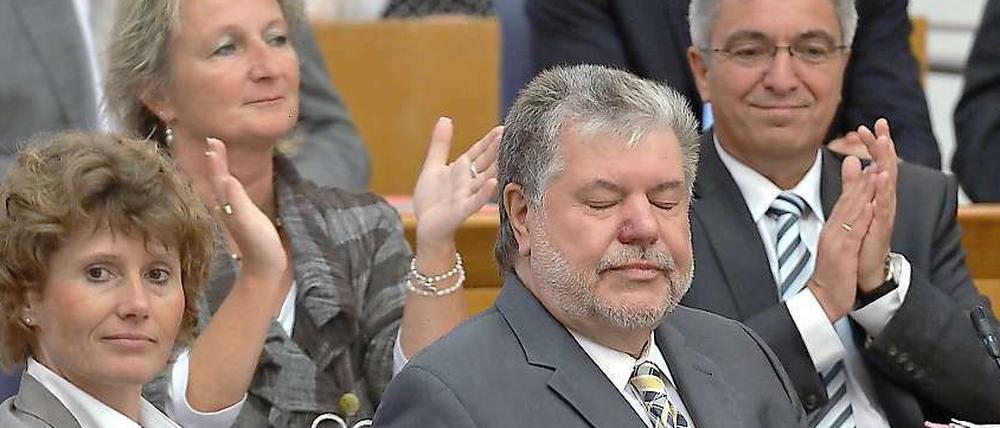 Überstanden. Mit geschlossenen Augen lässt sich Kurt Beck von seinen Koalitionskollegen im Landtag von Rheinland-Pfalz beklatschen.