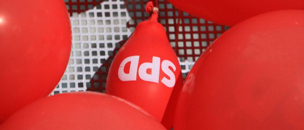 Einem Ballon mit SPD-Aufschrift ist die Luft ausgegangen. 