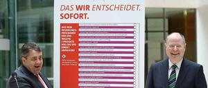 SPD-Parteichef Sigmar Gabriel und SPD-Kanzlerkandidat Peer Steinbrück stellen eine Mitmach-Aktion vor. Auf dem präsentierten Plakat, das die beiden präsentieren, steht "Das Wir entscheidet. Sofort."