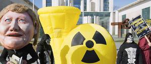 Atomkraftgegner protestieren zum Fukushima-Jahrestag vor dem Kanzleramt.