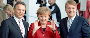 Auch wenn man Angela Merkels Geste so deuten könnte: besonders angriffslustig ist die Kanzlerin nicht. Auch nicht Innenminister Friedrich (l.) und Kanzleramtschef Pofalla (r.).