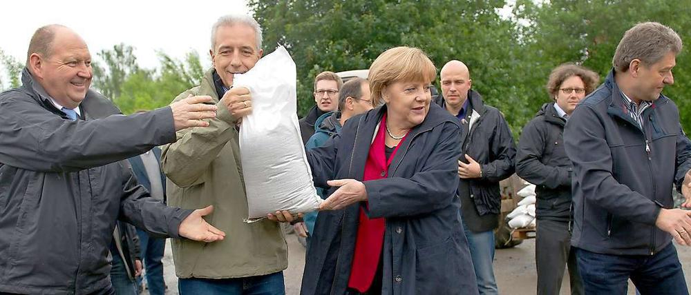 Es ehrt Angela Merkel, dass sie bei ihrem Besuch einiger Überschwemmungsgebiete auf Gummistiefel verzichtete. Demonstrativ unscheinbar zeigte sie sich. Denn sie ahnte wohl, dass jede Geste eine zu viel sein kann.