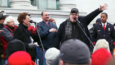 Der linke US-Filmemacher Michael Moore (2. v. r) hält die USA keineswegs für bankrott.