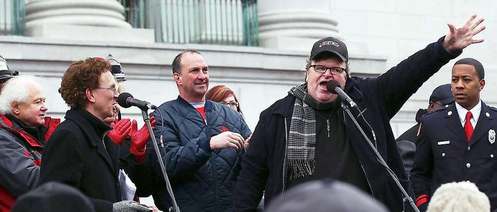 Der linke US-Filmemacher Michael Moore (2. v. r) hält die USA keineswegs für bankrott.