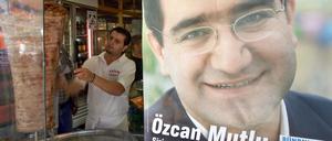 Bei der vergangenen Wahl zum Berliner Abgeordnetenhaus warb Özcan Mutlu auf Deutsch und Türkisch um Stimmen.