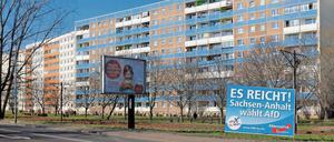 Ein Wahlplakat der Alternative für Deutschland mit der Auschrift "Es reicht! Sachsen-Anhalt wählt AfD" steht am 14.03.2016 in Magdeburg (Sachsen-Anhalt) am Straßenrand vor einem Wohnblock. 