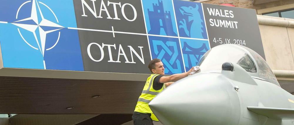 Frieden schaffen mit ein paar Waffen, die Nato berät über ihre Zukunft.