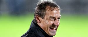 Gute Laune beim ersten Training - Herthas neuer Trainer Jürgen Klinsmann. 