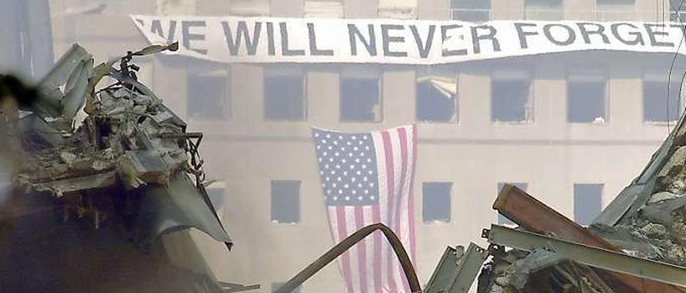 We will never forget - wir werden niemals vergessen, steht auf einem Banner über Ground Zero, im September 2001.