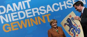 CDU-Spitzenkandidat David McAllister zusammen mit Bundeskanzlerin Angela Merkel.
