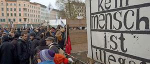 Am Oranienplatz demonstrieren Flüchtlinge und Berliner gegen die Auflösung des Camps.