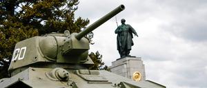 Fragwürdiges Symbol. Ein sowjetischer Panzer vom Typ T-34 am Zugang zum Sowjetischen Ehrenmahl in Tiergarten, das zugleich Grabstätte für 2000 sowjetische Soldaten ist. 