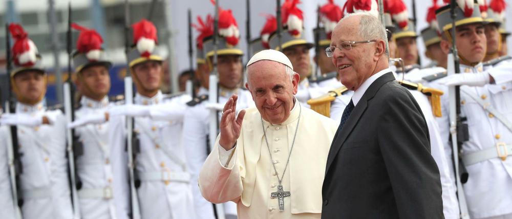 Papst Franziskus wird in Lima von Perus Präsident Pedro Pablo Kuczynski empfangen.
