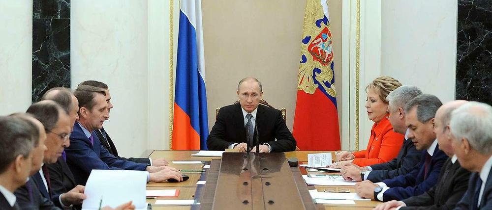 In Russland ein König: Putin leitet eine Sitzung des russischen Sicherheitsrates im Kreml.