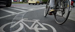 Oft müssen sich Auto- und Radfahrer die Straße teilen. Da heißt es Rücksicht nehmen. 