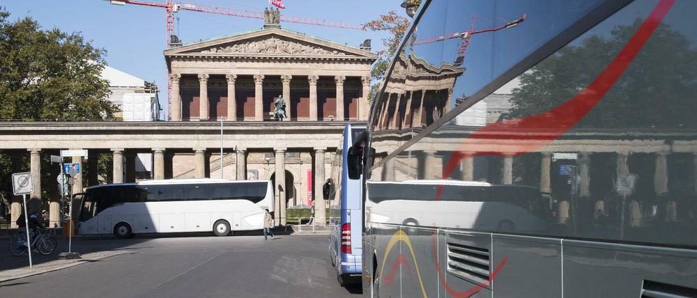 Allerlei Reisebusse stehen vor der alten Nationalgalerie.