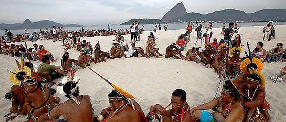 Ureinwohner Brasiliens protestieren am Strand von Rio gegen die Verschwendung von Naturressourcen.