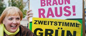 Claudia Roth hängt auf der Insel Rügen neue Wahlplakate auf. Bei der Landtags-Nachwahl können die 27 000 Wahlberechtigten die Zusammensetzung des Parlaments in Schwerin noch ändern. 