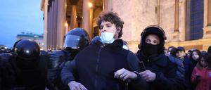 Ein Demonstrant gegen Teilmobilmachung wird in St. Petersburg abgeführt