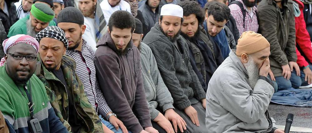 Salafisten beten in Bonn, unter ihnen der frühere Berliner Rapper Denis Cuspert (2.v.l.).