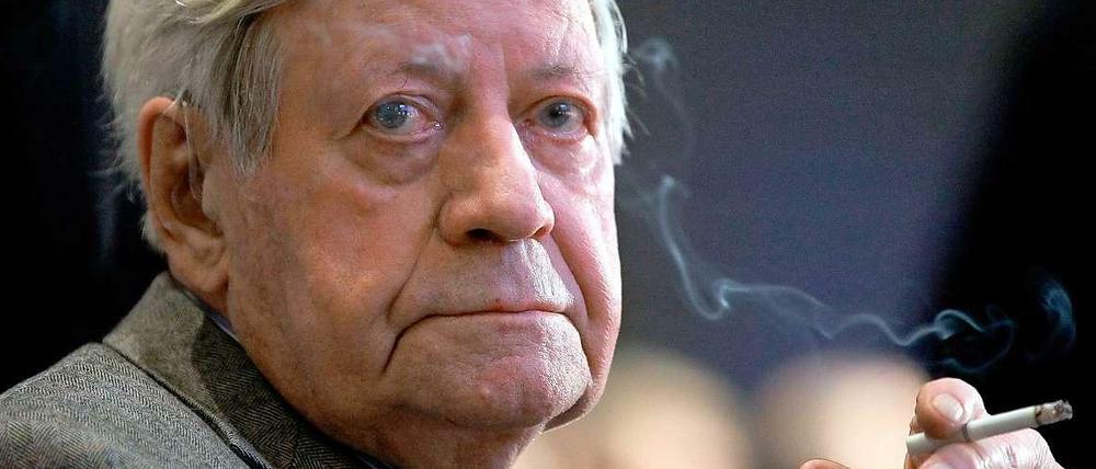 Helmut Schmidt raucht Zigarette