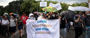 Sinti und Roma protestieren 2020 im Berliner Tiergarten gegen die Gefährdung des Mahnmals zum Gedenken an den NS-Völkermord an ihrer Minderheit.