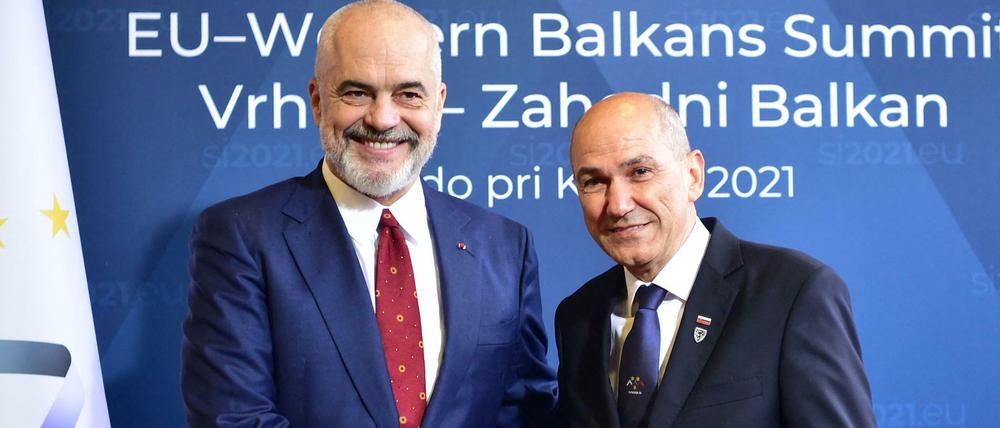 Der albanische Premier Edi Rama (links) mit dem slowenischen Premier und Gipfelgastgeber Janez Janša. 