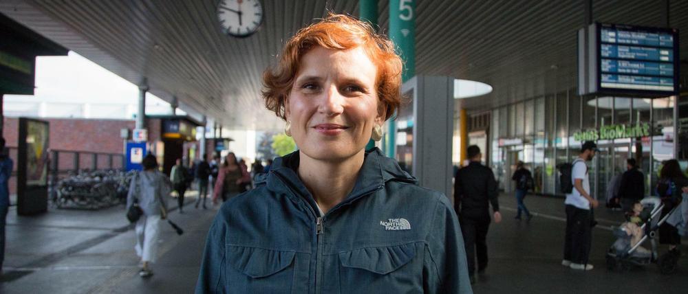 Eine Runde Berlin: Sozialsenatorin Katja Kipping (Linke) startet die Ringbahnrunde an der S-Bahnhaltestelle Gesundbrunnen.