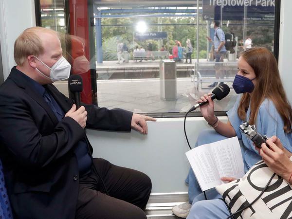 27 Stationen, 60 Minuten: Interview in der Ringbahn.