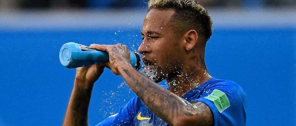 Für Brasiliens Stürmer Neymar wie für die Zuschauer gilt in der Pause: Erstmal erfrischen!
