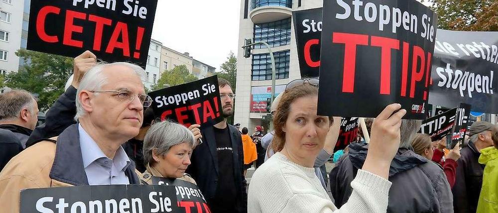 Protest gegen TTIP vor dem Willy-Brandt-Haus in Berlin.