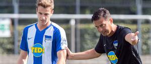 Anweisungen an den Youngster: Hertha-Trainer Ante Covic im Dialog mit Lukas Klünter . 