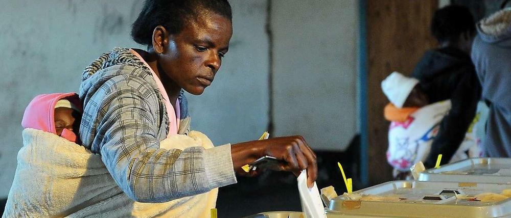 Eine Mutter gibt in Domboshava nördlich von Harare ihre Stimme ab.