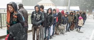 Der Wintereinbruch trifft auch die Flüchtlinge an der deutsch-österreichischen Grenze. 