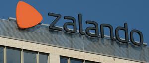 Das Logo vom Onlinehändler Zalando am alten Firmensitz an der Mühlenstraße. Der Konzern zieht nach Friedrichshain.