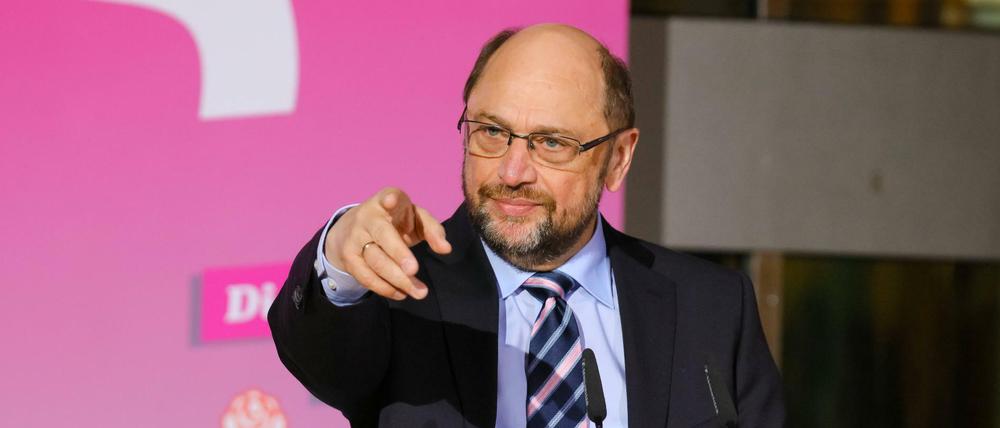 Dort entlang. Folgt mir einfach, scheint Martin Schulz, designierter SPD-Kanzlerkandidat, den Jusos zuzurufen. 