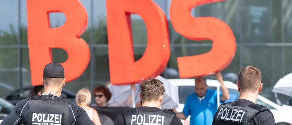 Die BDS-Bewegung sei nicht das große Problem, finden unsere Gastautoren, die werde viel zu wichtig genommen. Auch vom Bundestag. 
