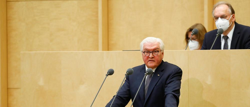 Bundespräsident Frank-Walter Steinmeier redet im Bundesrat. Hinter ihm Bundesratspräsident Reiner Haseloff.