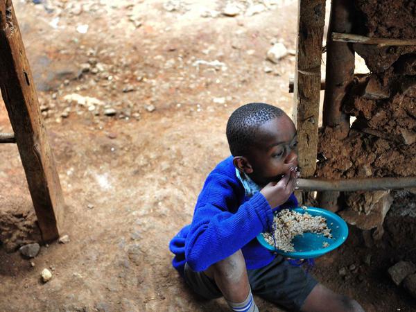 Schulmahlzeit. Für viele Kinder in Nairobi ist die Schulmahlzeit die einzige Mahlzeit des Tages.