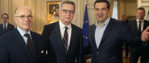 Die Innenminister Frankreichs und Deutschlands, Bernard Cazeneuve und Thomas de Maizière, am Freitag beim griechischen Ministerpräsidenten Alexis Tsipras (von links nach rechts). 