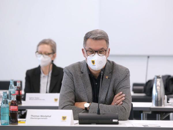 Dortmunds Oberbürgermeister Thomas Westphal kritisiert scharf, dass die Schulen offen bleiben müssen. Foto: imago images/Cord