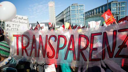Nicht nur Bürger - wie hier auf einer Anti-TTIP-Demo in Berlin - fordern mehr Transparenz. Auch Interessenvertreter Michael Wedell spricht sich dafür aus.