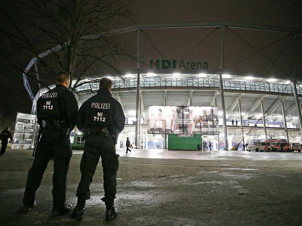 Polizisten vor der HDI Arena in Hannover. Terroristen wollten hier offenbar mehrere Bomben zur Explosion bringen.