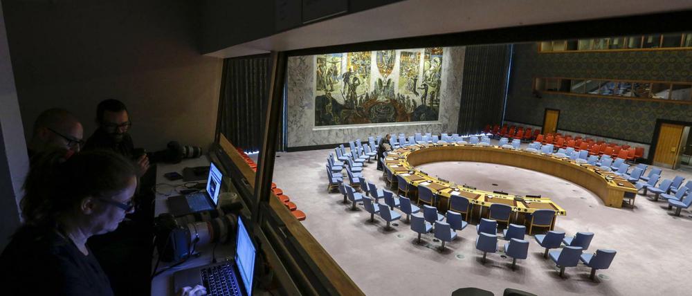Journalisten bereiten sich auf eine Sondersitzung des UN-Sicherheitsrates zu den Militärschlägen der USA, Großbritanniens und Frankreichs auf syrische Ziele vor.