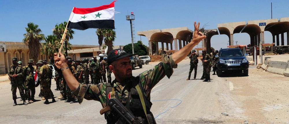 Pose der Macht. Ein Regierungssoldat feiert den Vormarsch in der syrischen Rebellen-Provinz Daraa.
