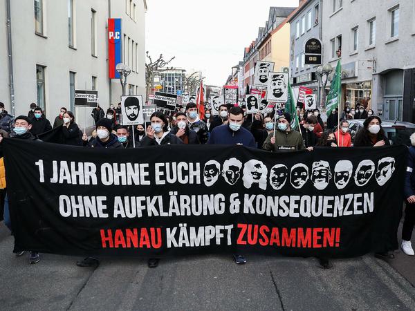 Ein Demonstrationszug durch die Stadt Hanau.