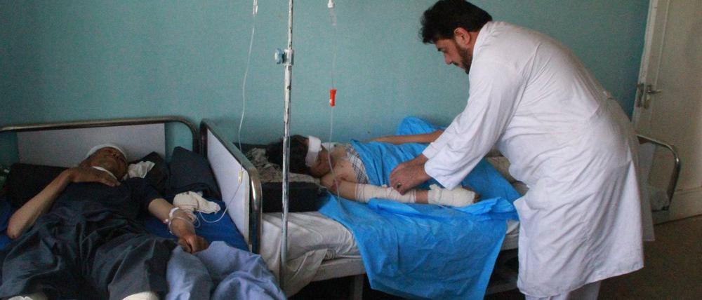 Verletzte werden in einer Klinik in Gasni behandelt.