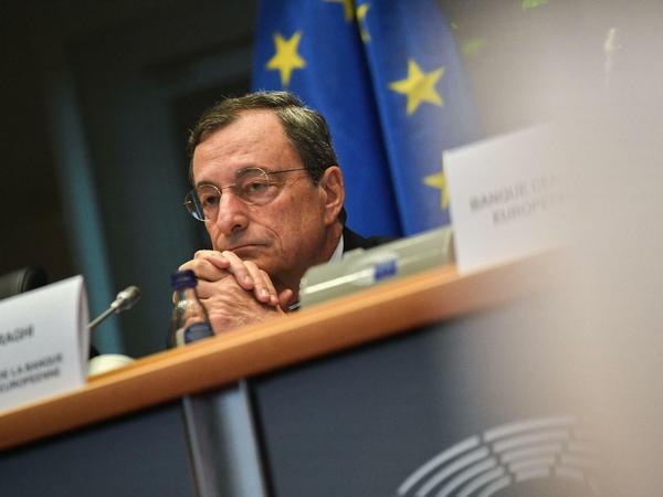 Zwischen März 2015 und Ende 2018 hat die EZB unter ihrem damaligen Präsidenten Mario Draghi rund 2,6 Billionen Euro in Staatsanleihen und andere Wertpapiere investiert - den allergrößten Teil über das Programm PSPP, um das es in Karlsruhe ging.