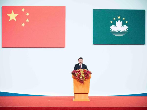 Ein Mann nimmt viel Platz ein: Chinas Präsident Xi Jinping (hier bei der Feier zum 20. Jahrestag der Rückkehr Macaos nach China am 20. Dezember)
