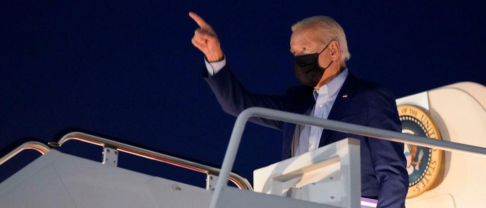 Joe Biden, Präsident der USA, besteigt auf dem Luftwaffenstützpunkt Andrews die Air Force One für eine Reise nach New York.